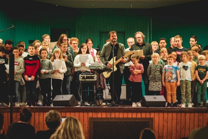 Photo de groupe d'enfants chantant sur scène