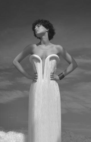 Photo en noir et blanc de Barbara Pravi en robe blanche 