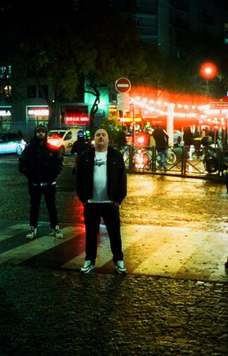 Les 4 membres du groupe Hangman's Chair dans une rue la nuit avec des éclairages rouge