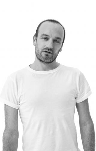 Photo portrait de l'artiste Ours en T-shirt blanc sur fond blanc