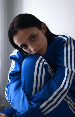 Photo de l'artiste Zinée en survêtement Adidas bleu